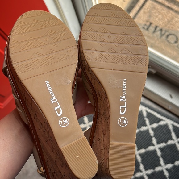 NWOT CL by Laundry 7.5 Tan Wedges - Picture 4 of 5